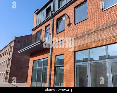 Fassade des renovierten alten Stadthauses auf blauem Himmel Hintergrund. Ansicht von unten. Stockfoto