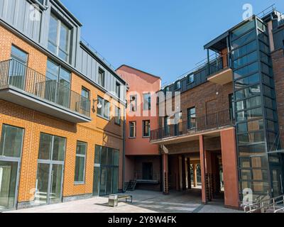 Innenhof mit renovierten alten Backsteingebäuden, die heute als Büro- oder Wohngebäude genutzt werden. Stockfoto