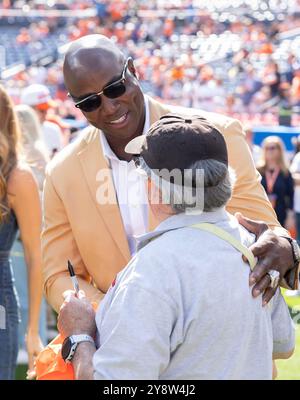 Denver, Colorado, USA. Oktober 2024. Broncos HOF DEMARCUS WARE unterzeichnet ein Autogramm vor dem Spielbeginn vor dem 1. Halb im Empower Field in Mile High am Sonntagnachmittag. Die Broncos schlugen die Raiders mit 34:18. (Kreditbild: © Hector Acevedo/ZUMA Press Wire) NUR REDAKTIONELLE VERWENDUNG! Nicht für kommerzielle ZWECKE! Quelle: ZUMA Press, Inc./Alamy Live News Stockfoto
