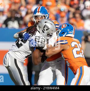 Denver, Colorado, USA. Oktober 2024. Raiders RB ALEXANDER MATTISON trifft während des 1. Auf die Broncos-Verteidigung. Halb im Empower Field in Mile High am Sonntagnachmittag. Die Broncos schlugen die Raiders mit 34:18. (Kreditbild: © Hector Acevedo/ZUMA Press Wire) NUR REDAKTIONELLE VERWENDUNG! Nicht für kommerzielle ZWECKE! Quelle: ZUMA Press, Inc./Alamy Live News Stockfoto