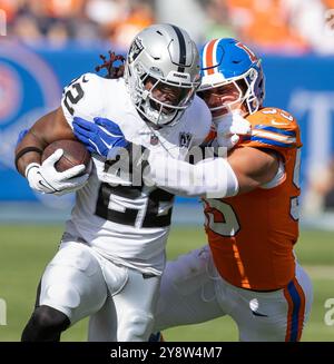 Denver, Colorado, USA. Oktober 2024. Raiders RB ALEXANDER MATTISON wird während der 1. Runde von Broncos ILB CODY BARTON getroffen. Halb im Empower Field in Mile High am Sonntagnachmittag. Die Broncos schlugen die Raiders mit 34:18. (Kreditbild: © Hector Acevedo/ZUMA Press Wire) NUR REDAKTIONELLE VERWENDUNG! Nicht für kommerzielle ZWECKE! Quelle: ZUMA Press, Inc./Alamy Live News Stockfoto