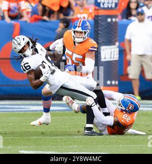 Denver, Colorado, USA. Oktober 2024. Raiders WR JAKOBI MEYERS trifft auf Broncos S BRANDON JONES während der 2. Runde. Halb im Empower Field in Mile High am Sonntagnachmittag. Die Broncos schlugen die Raiders mit 34:18. (Kreditbild: © Hector Acevedo/ZUMA Press Wire) NUR REDAKTIONELLE VERWENDUNG! Nicht für kommerzielle ZWECKE! Quelle: ZUMA Press, Inc./Alamy Live News Stockfoto