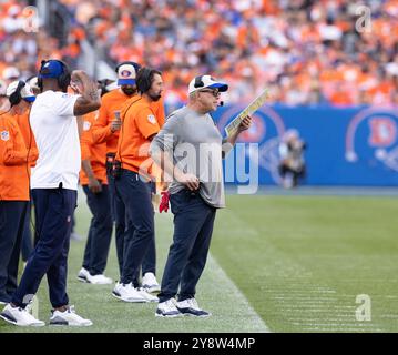 Denver, Colorado, USA. Oktober 2024. Broncos HC SEAN PEYTON spielt im zweiten Spiel. Halb im Empower Field in Mile High am Sonntagnachmittag. Die Broncos schlugen die Raiders mit 34:18. (Kreditbild: © Hector Acevedo/ZUMA Press Wire) NUR REDAKTIONELLE VERWENDUNG! Nicht für kommerzielle ZWECKE! Quelle: ZUMA Press, Inc./Alamy Live News Stockfoto