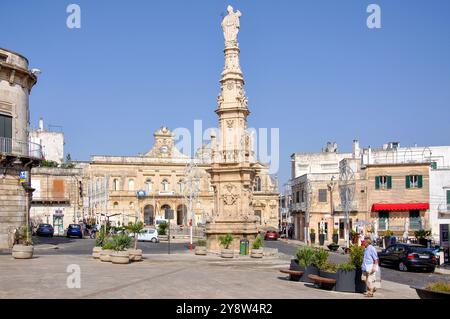 Colonna di San Oronzo, Piazza della Liberta, Old Town, Ostuni, Provinz Brindisi, Apulien Region, Italien Stockfoto