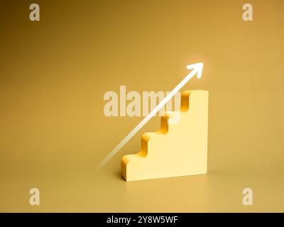 Unternehmenswachstum, Ziel und Erfolgskonzept. Weiße Leuchtpfeile, die auf modernen Treppenstufen aufsteigen, als wachsendes Diagramm Leistung, Fortschrittsdiagramm, iso Stockfoto