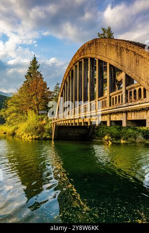 Eine der beiden historischen Brücken, die den Hamma Hamma River auf der Olympic Peninsula im US-Bundesstaat Washington überspannt Stockfoto