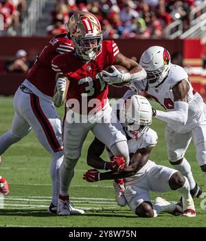 Santa Clara, Usa. Oktober 2024. San Francisco 49ers Running Back Isaac Guerendo (31) wird in der ersten Halbzeit im Levi's Stadium am Sonntag, den 6. Oktober 2024, in Santa Clara, Kalifornien von Arizona Cardinals Cornerback Starling Thomas V (24) bekämpft. Die Cardnals besiegten die 49ers 24:23. Foto: Terry Schmitt/UPI Credit: UPI/Alamy Live News Stockfoto