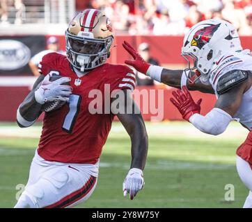 Santa Clara, Usa. Oktober 2024. Der San Francisco 49ers Wide Receiver Deebo Samuel Sr. (1) wird von den Arizona Cardinals im vierten Viertel im Levi's Stadium am Sonntag, den 6. Oktober 2024 in Santa Clara, Kalifornien, aus dem Spiel gebracht. Die Cardnals besiegten die 49ers 24:23. Foto: Terry Schmitt/UPI Credit: UPI/Alamy Live News Stockfoto