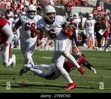 Santa Clara, Usa. Oktober 2024. Arizona Cardinals Running Back James Conner (6) entzieht sich in der zweiten Halbzeit im Levi's Stadium am Sonntag, den 6. Oktober 2024 in Santa Clara, Kalifornien, einem Angriff der San Francisco 49ers. Die Cardnals besiegten die 49ers 24:23. Foto: Terry Schmitt/UPI Credit: UPI/Alamy Live News Stockfoto