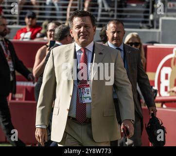 Santa Clara, Usa. Oktober 2024. Michael Bidwill, Besitzer der Arizona Cardinals, läuft an der Seitenlinie, als die Arizona Cardinals von hinten kamen, um die San Francisco 49ers am Sonntag, den 6. Oktober 2024, im Levi's Stadium in Santa Clara, Kalifornien, zu besiegen. Die Cardnals besiegten die 49ers 24:23. Foto: Terry Schmitt/UPI Credit: UPI/Alamy Live News Stockfoto