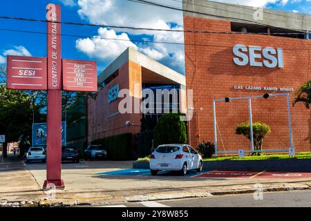 Marilia, Sao Paulo, Brasilien, Dezember 06. 2023. Fassade der Sesi-Einheit, Sozialdienst der Industrie, in der südlichen Zone der Stadt Marília. Diese Uni Stockfoto