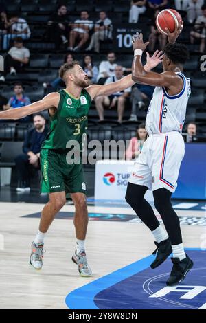 Istanbul, Türkei. Oktober 2024. Stanley Johnson (14) von Anadolu Efes und Travis Claython Mcconico (3) von Yalovaspor Basketbol in der ersten Woche der Turkiye Sigorta Basketball Super League zwischen Anadolu Efes und Yalovaspor Basketbol im Basketball Development Center. Endpunktzahl: Anadolu Efes 100:59 Yalovaspor Basketbol. (Foto: Onur Dogman/SOPA Images/SIPA USA) Credit: SIPA USA/Alamy Live News Stockfoto