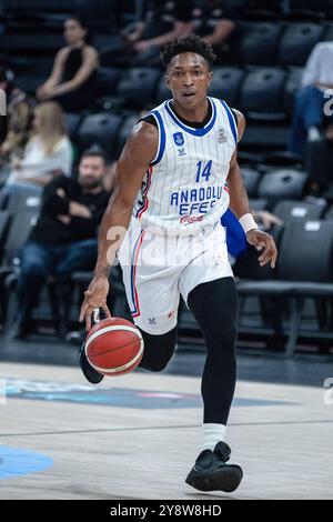 Istanbul, Türkei. Oktober 2024. Anadolu Efes Spieler Stanley Johnson (14) in der ersten Woche der Turkiye Sigorta Basketball Super League zwischen Anadolu Efes und Yalovaspor Basketbol im Basketball Development Center. Endpunktzahl: Anadolu Efes 100:59 Yalovaspor Basketbol. (Foto: Onur Dogman/SOPA Images/SIPA USA) Credit: SIPA USA/Alamy Live News Stockfoto