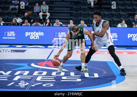 Istanbul, Türkei. Oktober 2024. Travis Claython Mcconico (3) von Yalovaspor Basketbol und Stanley Johnson (14) von Anadolu Efes in Aktion während der ersten Woche der Turkiye Sigorta Basketball Super League zwischen Anadolu Efes und Yalovaspor Basketbol im Basketball Development Center. Endpunktzahl: Anadolu Efes 100:59 Yalovaspor Basketbol. (Foto: Onur Dogman/SOPA Images/SIPA USA) Credit: SIPA USA/Alamy Live News Stockfoto