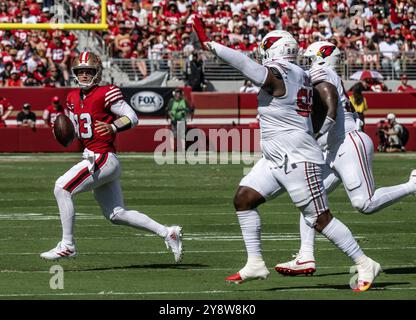 Santa Clara, Usa. Oktober 2024. San Francisco 49ers Quarterback Brock Purdy (13) kommt am Sonntag, den 6. Oktober 2024 in Santa Clara, Kalifornien, im ersten Viertel vor der Verteidigung der Arizona Cardinals. Die Cardnals besiegten die 49ers 24:23. Foto: Terry Schmitt/UPI Credit: UPI/Alamy Live News Stockfoto