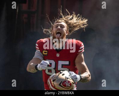 Santa Clara, Usa. Oktober 2024. San Francisco 49ers Tight End George Kittle (85) tritt am Sonntag, den 6. Oktober 2024 in Santa Clara, Kalifornien, in das Spielfeld ein, um die Arizona Cardinals zu spielen. Die Cardnals besiegten die 49ers 24:23. Foto: Terry Schmitt/UPI Credit: UPI/Alamy Live News Stockfoto
