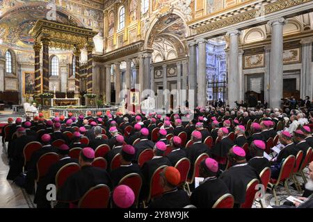 Rom, Italien. Oktober 2024. Papst Franziskus leitet am 6. Oktober 2024 die Rezitation eines Rosenkranzes für den Frieden in der Basilika Santa Maria Maggiore in Rom, Italien, und betet, dass Gewalt und Hass aus den Herzen der Menschen gelöscht werden. Foto: (EV) Vatikanische Medien /ABACAPRESS. COM Credit: Abaca Press/Alamy Live News Stockfoto