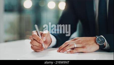 Hände, Dokumente und Geschäftsmann mit Stift zur Unterschrift im Büro für Finanzierungsvereinbarung, Abschluss oder Antrag. Einstellung, Papierkram und Bewerberschreiben Stockfoto