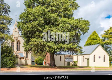 Die zwischen 1861 und 1885 errichteten Kirchengebäude in der Hauptstraße von Blayney sind im mittelalterlichen Stil der Wesleyanischen methodistischen Kirche erbaut. Stockfoto