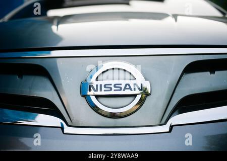 Nahaufnahme des Nissan-Logos auf dem Frontgrill Stockfoto