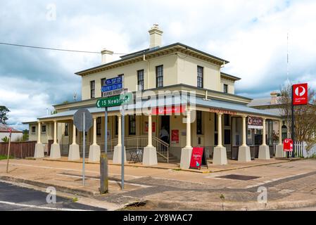 Das 1857 erbaute Blayney Post Office mit italienischem und viktorianischem Free Classical Design verfügt über eine Residenz über dem Erdgeschoss Stockfoto