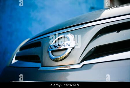 Nahaufnahme des Nissan-Logos auf dem Frontgrill Stockfoto