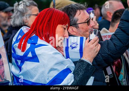 London, Großbritannien. Oktober 2024. Der britische Jude hält eine Kerze für die Geiseln, die die Hamas noch während der Kundgebung festgehalten hat. 30.000 Mitglieder der jüdischen Gemeinde in London versammelten sich bei einer großen Gedenkveranstaltung im Hyde Park, um den 1. Jahrestag der Hamas-Angriffe am 7. Oktober zu gedenken Stockfoto