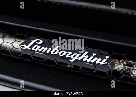 19. September 2024, Italien, Arabba Livinallongo Del Col Di Lana: Auf dem Heck eines Supersportwagens des Herstellers Lamborghini auf dem Passo Pordoi in der Nähe von Arabba Livinallongo del Col di Lana in der Provinz Belluno, Veneto, in Italien zu sehen. Automobili Lamborghini S.p.A. ist ein italienischer Sportwagenhersteller. Seit 1998 gehört das Unternehmen als Teil der Audi AG zum Volkswagen Konzern. Foto: Matthias Balk/dpa Stockfoto