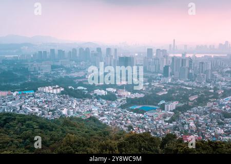 Panoramablick auf den Sonnenuntergang von Seoul, Korea vom Namsam Mountain an einem stimmungsvollen Tag Stockfoto