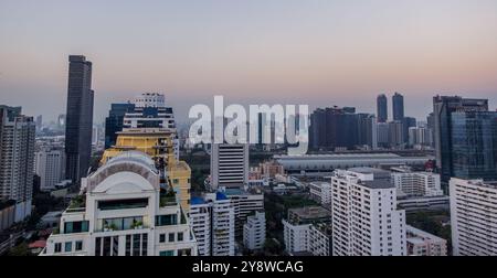 Bangkok, Thailand - 2. Februar 2024 - aus der Vogelperspektive von Sukhumvit bei Sonnenuntergang Stockfoto