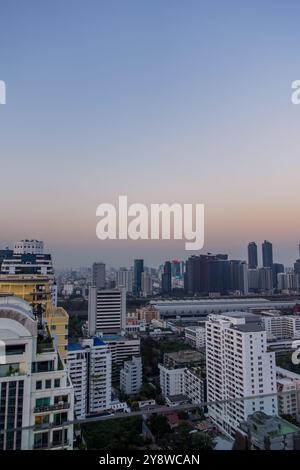 Bangkok, Thailand - 2. Februar 2024 - aus der Vogelperspektive von Sukhumvit bei Sonnenuntergang Stockfoto