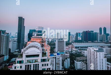 Bangkok, Thailand - 2. Februar 2024 - aus der Vogelperspektive von Sukhumvit bei Sonnenuntergang Stockfoto