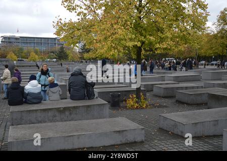 Berlin, Deutschland - 3. Oktober 2024 - Holocaust-Gedenkstätte am Tag der Deutschen Einheit. (Foto: Markku Rainer Peltonen) Stockfoto