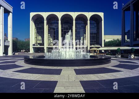 1987 HISTORISCHES METROPOLITAN OPERA HOUSE (©WALLACE HARRISON 1966) HAUPTPLATZ PLAZA LINCOLN ZENTRUM MANHATTAN NEW YORK CITY USA Stockfoto