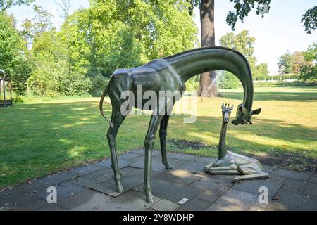 Zwei Giraffen, Skulpturen von Hans-Detlev Hennig, Schloßinsel, Park, Köpenick, Treptow-Köpenick, Berlin, Deutschland *** zwei Giraffen, Skulpturen von Hans Detlev Hennig, Schloßinsel, Park, Köpenick, Treptow Köpenick, Berlin, Deutschland Stockfoto