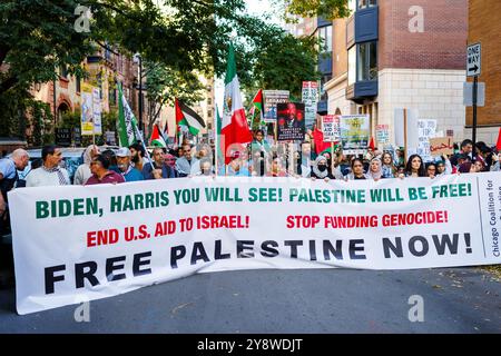 Chicago, USA. Oktober 2024. Gruppen, die sowohl Palästina als auch Israel unterstützen, trafen sich einzeln in Anerkennung des Jahres seit dem 7. Oktober-Angriff der Hamas auf Israel, bei dem über 1.000 Israelis getötet wurden, was zum Krieg in Gaza führte. Auf diesem Foto marschieren Pro Palestine Demonstranten durch das angesehene Viertel Gold Coast in Chicago. Quelle: David Jank/JankPhoto/Alamy Live News. Stockfoto