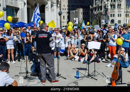 Chicago, USA. Oktober 2024. Gruppen, die sowohl Palästina als auch Israel unterstützen, trafen sich einzeln in Anerkennung des Jahres seit dem 7. Oktober des Hamas-Angriffs auf Israel, bei dem über 1.000 Israelis getötet wurden, die zum Krieg im Gazastreifen führten Credit: David Jank/JankPhoto/Alamy Live News. Stockfoto