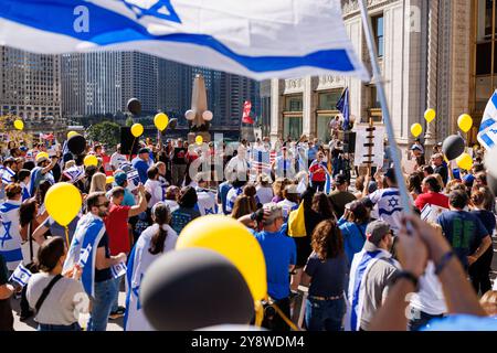 Chicago, USA. Oktober 2024. Gruppen, die sowohl Palästina als auch Israel unterstützen, trafen sich einzeln in Anerkennung des Jahres seit dem 7. Oktober des Hamas-Angriffs auf Israel, bei dem über 1.000 Israelis getötet wurden, die zum Krieg im Gazastreifen führten Credit: David Jank/JankPhoto/Alamy Live News. Stockfoto