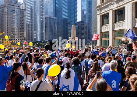 Chicago, USA. Oktober 2024. Gruppen, die sowohl Palästina als auch Israel unterstützen, trafen sich einzeln in Anerkennung des Jahres seit dem 7. Oktober des Hamas-Angriffs auf Israel, bei dem über 1.000 Israelis getötet wurden, die zum Krieg im Gazastreifen führten Credit: David Jank/JankPhoto/Alamy Live News. Stockfoto