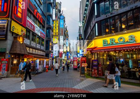 Straßenfotografie von Geschäften und Menschen in der Gegend von Myeong-dong in Seoul, Korea am Abend Stockfoto