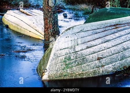 Boote im Eis am Strand im Winter Stockfoto