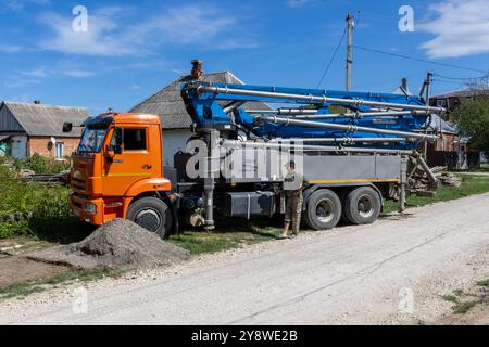 Adygea, Russland - 7. September 2024: Betonpumpe auf KAMAZ-Fahrgestell in ländlichen Gebieten Stockfoto