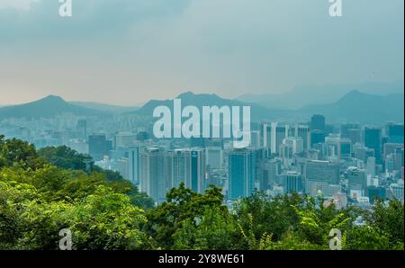 Panoramablick auf den Sonnenuntergang von Seoul, Korea vom Namsam Mountain an einem stimmungsvollen Tag Stockfoto