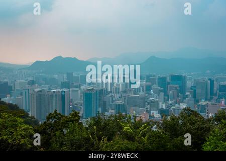 Panoramablick auf den Sonnenuntergang von Seoul, Korea vom Namsam Mountain an einem stimmungsvollen Tag Stockfoto