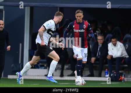 Jesper Karlsson (Bologna) Antoine Hennegau (Parma) während der Italienischen Serie A Spiel zwischen Bologna 0-0 Parma im Renato Dallara Stadion am 5. Oktober 2024 in Bologna, Italien. (Foto: Maurizio Borsari/AFLO) Stockfoto