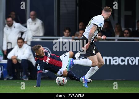 Jesper Karlsson (Bologna) Antoine Hennegau (Parma) während der Italienischen Serie A Spiel zwischen Bologna 0-0 Parma im Renato Dallara Stadion am 5. Oktober 2024 in Bologna, Italien. (Foto: Maurizio Borsari/AFLO) Stockfoto