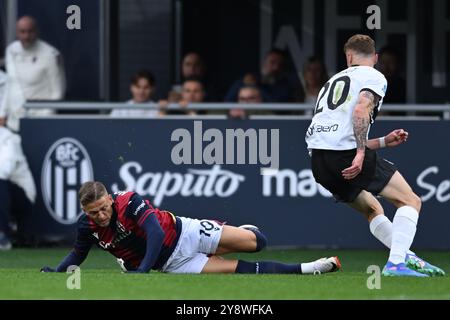 Jesper Karlsson (Bologna) Antoine Hennegau (Parma) während der Italienischen Serie A Spiel zwischen Bologna 0-0 Parma im Renato Dallara Stadion am 5. Oktober 2024 in Bologna, Italien. (Foto: Maurizio Borsari/AFLO) Stockfoto