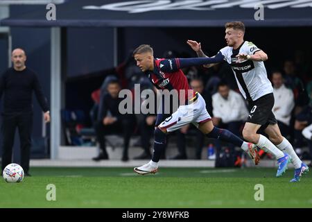 Jesper Karlsson (Bologna) Antoine Hennegau (Parma) während der Italienischen Serie A Spiel zwischen Bologna 0-0 Parma im Renato Dallara Stadion am 5. Oktober 2024 in Bologna, Italien. (Foto: Maurizio Borsari/AFLO) Stockfoto