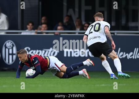 Jesper Karlsson (Bologna) Antoine Hennegau (Parma) während der Italienischen Serie A Spiel zwischen Bologna 0-0 Parma im Renato Dallara Stadion am 5. Oktober 2024 in Bologna, Italien. (Foto: Maurizio Borsari/AFLO) Stockfoto