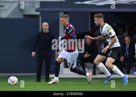 Jesper Karlsson (Bologna) Antoine Hennegau (Parma) während der Italienischen Serie A Spiel zwischen Bologna 0-0 Parma im Renato Dallara Stadion am 5. Oktober 2024 in Bologna, Italien. (Foto: Maurizio Borsari/AFLO) Stockfoto